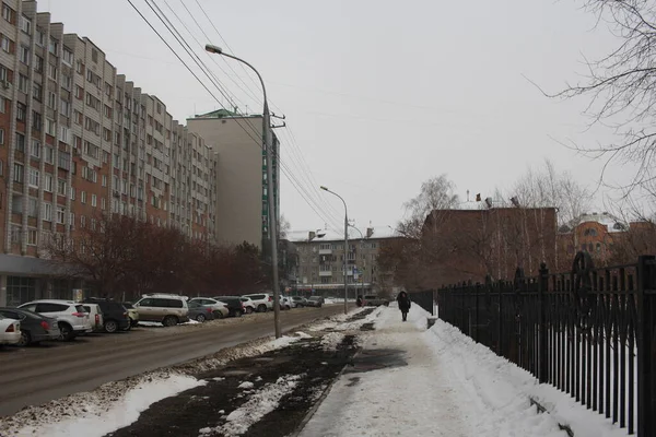 Rosja Nowosybirsk 2021 Brudny Chodnik Dla Pieszych Mieście Zaparkowane Samochody — Zdjęcie stockowe