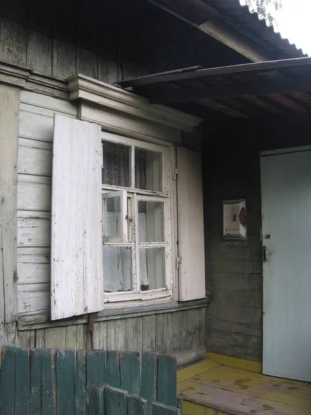Παλιό Ξύλινο Σπίτι Παράθυρο Για Στέγαση Στο Χωριό Της Σιβηρίας — Φωτογραφία Αρχείου