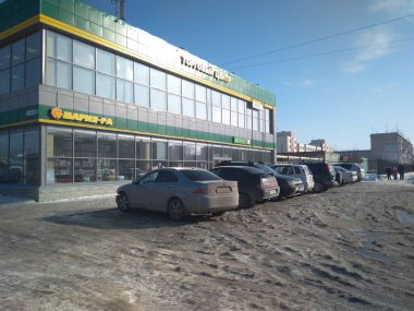 Rusya, Novosibirsk 15.02.2020: ziyaretçiler için alışveriş merkezi yakınında park edilmiş arabalar