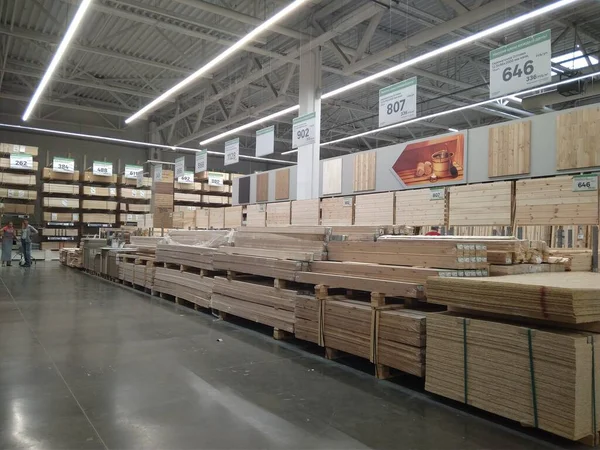 Rusia Novosibirsk 2019 Almacén Con Tablones Madera Aserrada Venta Construcción —  Fotos de Stock