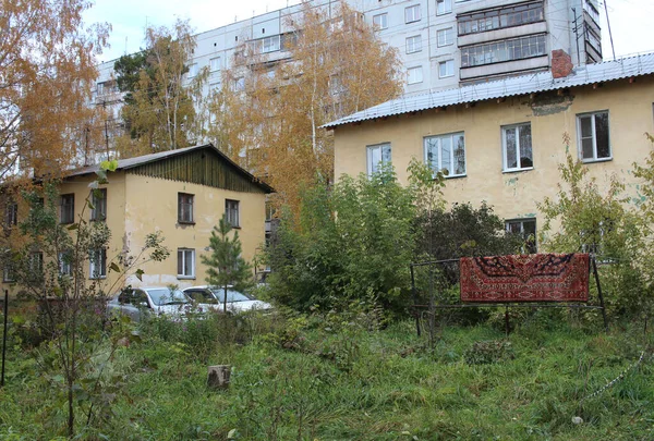 Oroszország Novoszibirszk 2017 Kertben Udvaron Lakóépületek Lóg Egy Régi Nemzeti — Stock Fotó