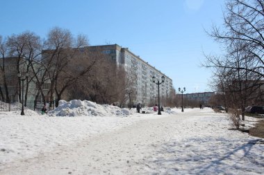 Rusya, Novosibirsk 04.04.2021: yürüme ve dinlenme için kışın şehirde fenerlerle park