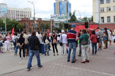 Rusya, Novosibirsk 30.06.2019: İnsanlar gösteriyi izlemek için sokakta bir kalabalık topladılar.