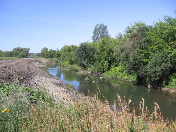 Nehir sığ bir dereye izin verirdi Yazın çimlerin üzerinde bankalar olurdu