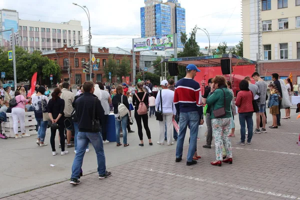 ロシア ノヴォシビルスク30 2019 人々は観光客が光景を見るために散歩のために通りに群衆を集めました — ストック写真
