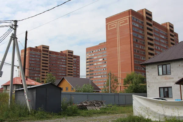 Rusia Novosibirsk 2020 Casas Ladrillo Modernas Varios Pisos Ciudad Con — Foto de Stock