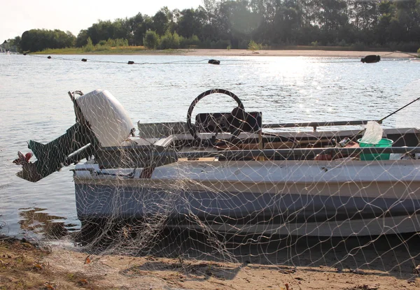 Kaçak avcılar için balıkçı ağıyla nehirde bir tekne.