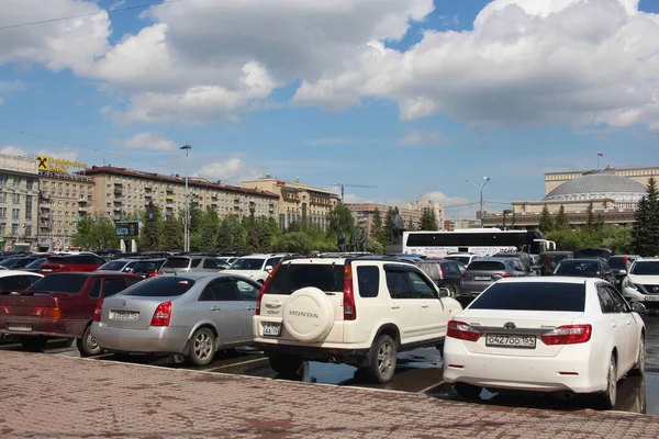 Russland Nowosibirsk 2021 Geparkte Autos Auf Der Straße Der Stadt — Stockfoto