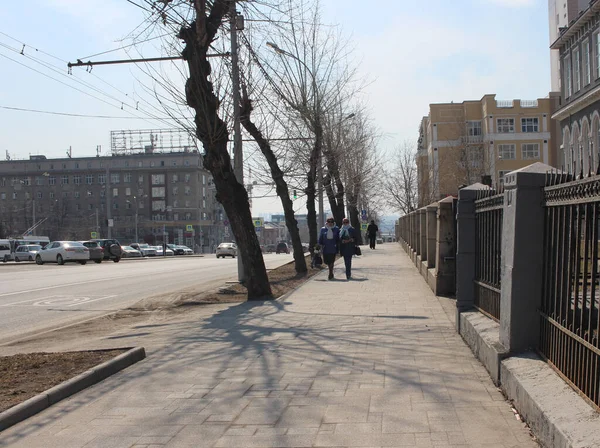 Росія Новосибірськ 2021 Люди Жінки Ходять Місту Тротуарі Парку Прогулянку — стокове фото