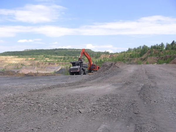 ロシア ノヴォシビルスク18 2011 産業鉱物の炭鉱でダンプトラックローダーを採掘 — ストック写真