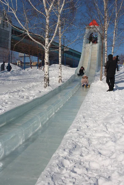 Russia Novosibirsk 2021 Children People Ride High Ice Slide Winter — Stock Photo, Image