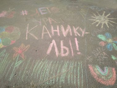 Rusya, Novosibirsk 27.05.2021: asfalta tebeşirle çizilmiş çocuk resmi