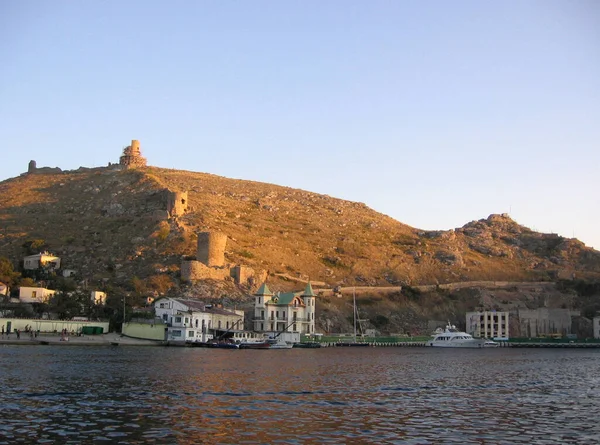 乌克兰 克里米亚 2010年9月23日 热那亚要塞摧毁了高山湾沿海船只的码头 — 图库照片
