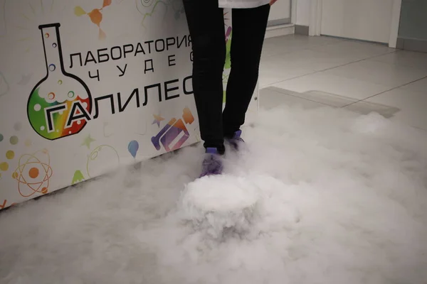 Oroszország Novoszibirszk 2020 Laboratóriumi Helyiségkísérletben Folyékony Nitrogénnel Kiömlött Füst — Stock Fotó