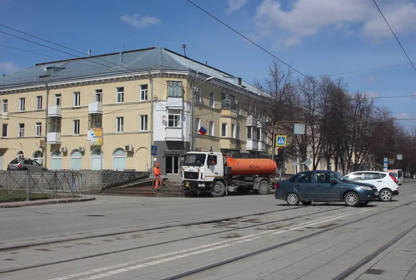 Rusya, Novosibirsk 02.05.2021: işçiler arabadaki koronavirüs salgını sırasında şehir dezenfeksiyonunda hijyenik tedavi uyguluyorlar