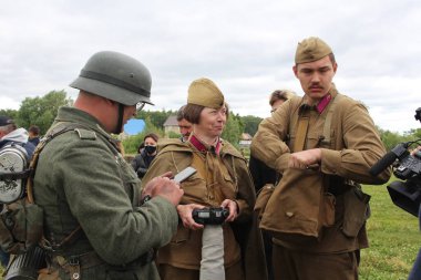 Rusya, Novosibirsk 20.07.2021: Alman ve Sovyet askeri askerleri yeniden yapılanma festivalini tartıştılar
