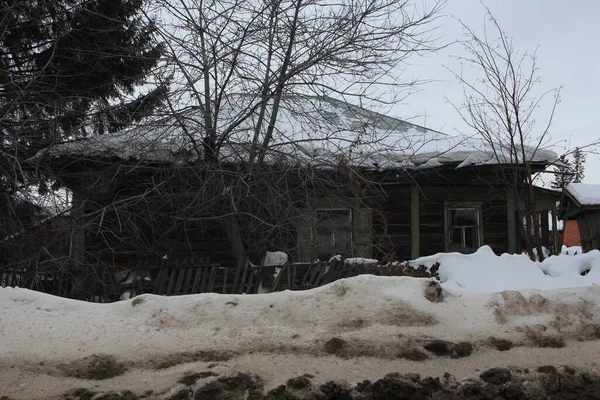 Uma Velha Casa Madeira Abandonada Uma Aldeia Siberiana Inverno Rússia — Fotografia de Stock