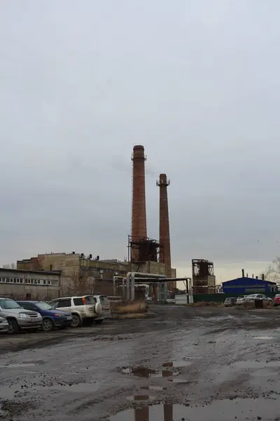Rusko Novosibirsk 2019 Průmyslová Továrna Potrubím Parkovišti Pro Automobily Výrobě — Stock fotografie