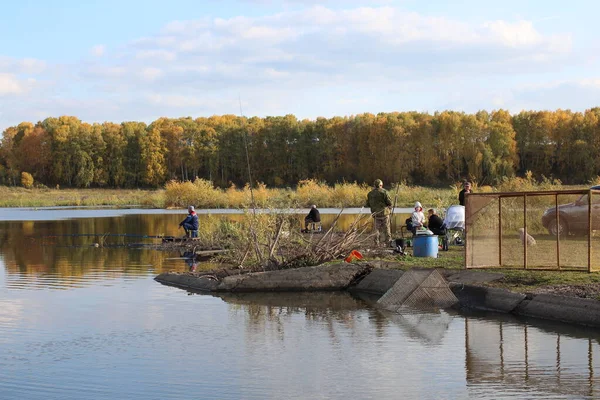 Russia Novosibirsk 2018 Fishermen Catch Fish Lake Fishing Rods Family — Stock Photo, Image