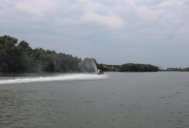Rusya, Novosibirsk 12.07.2020: eğlence ve turizm için bir teknede yüzen insanlar
