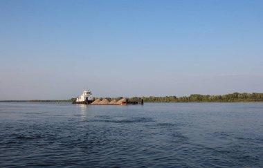 Rusya, Novosibirsk 16.07.2020: bir buharlı gemi nehirde kum kargo taşıyan bir mavnayı çekiyor