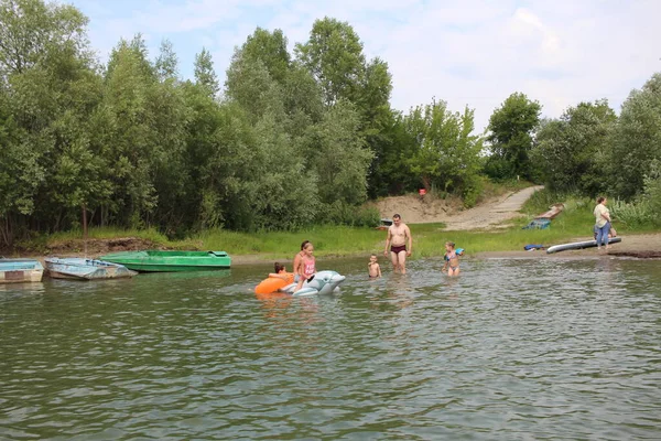 Russia Novosibirsk 2020 Persone Nuotano Nel Fiume Estate Con Bambini — Foto Stock