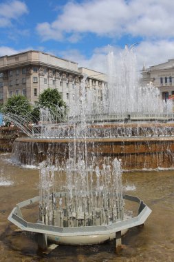 Rusya, Novosibirsk 30.06.2019: Parktaki fıskiyeler yazın şehirde su fışkırtıyor