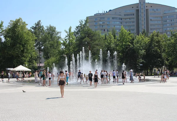 러시아 노보시비르스크 2021 사람들 아이들은 여름에 공원의 물에서 목욕을 — 스톡 사진