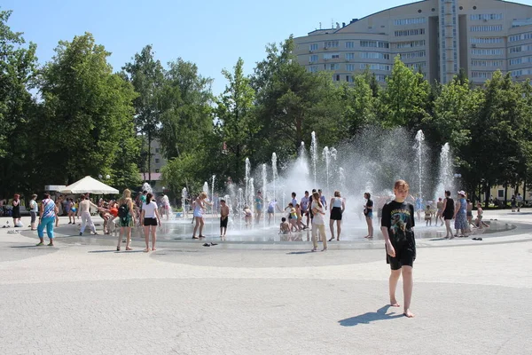 Rusia Novosibirsk 2021 Personas Felices Niños Bañan Fuente Ciudad Verano — Foto de Stock