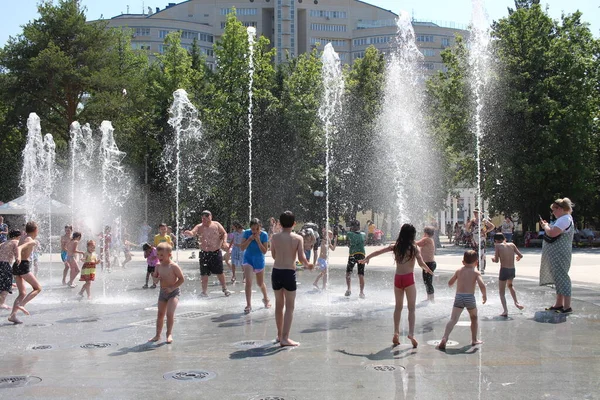 Rosja Nowosybirsk 2021 Szczęśliwi Ludzie Dzieci Kąpią Się Miejskiej Fontannie — Zdjęcie stockowe