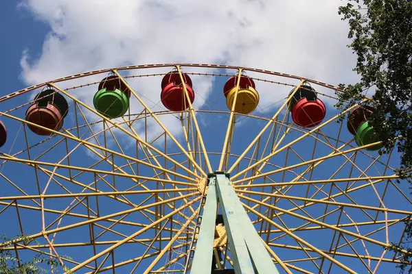 Giostra Attrazione Nel Parco Ruota Intrattenimento Con Cabine Sullo Sfondo — Foto Stock