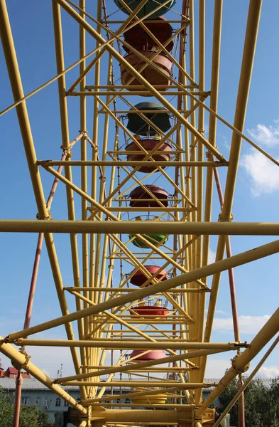 Attraction Métallique Dans Parc Ferris Roue Haut Carrousel Avec Chaises — Photo