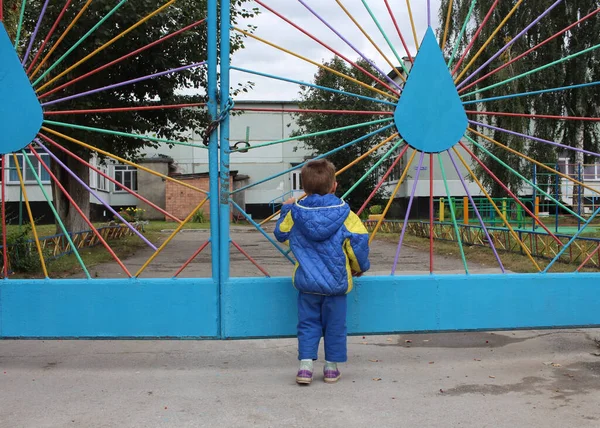 Rússia Novosibirsk 2021 Menino Pequeno Frente Uma Porta Fechada Para Fotos De Bancos De Imagens