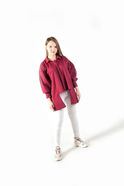 Tiener Meisje Rood Shirt Witte Jeans Witte Achtergrond — Stockfoto