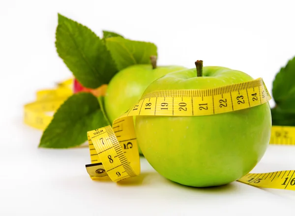 Dieta. manzana verde amarilla con hoja y cinta aislada sobre un fondo blanco — Foto de Stock