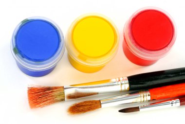 Beyaz zemin üzerine fırça ile çok renkli çocuk boyalar