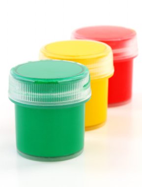 Beyaz zemin üzerine fırça ile çok renkli çocuk boyalar