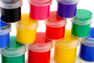 Farklı renkteki boyalar duvarına