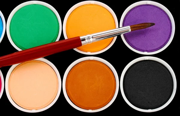 Farby o różnych kolorach i szczupły pędzla (brush) — Zdjęcie stockowe