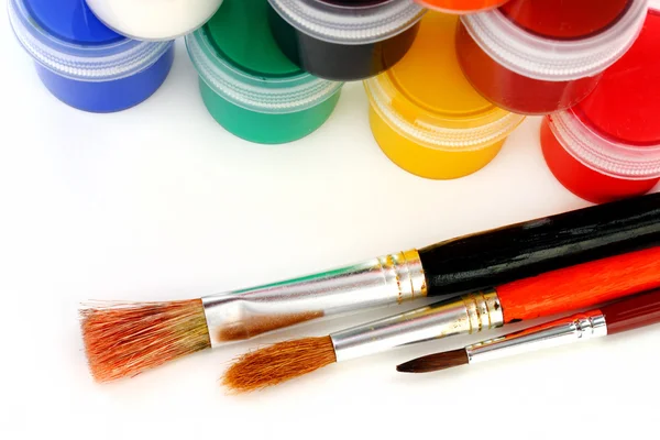 Crianças multicoloridas tintas com escova no fundo branco — Fotografia de Stock