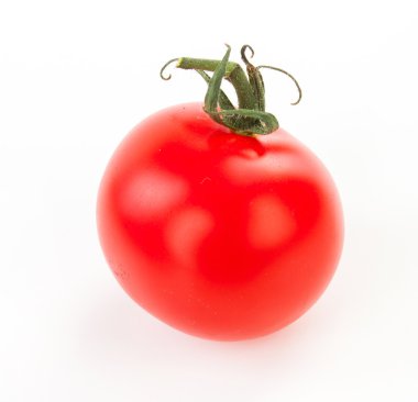 Sulu organik domates yeşil yaprak üzerinde beyaz izole