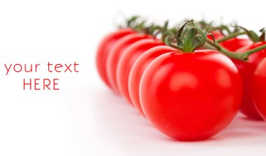 Sulu organik domates yeşil yaprak üzerinde beyaz izole