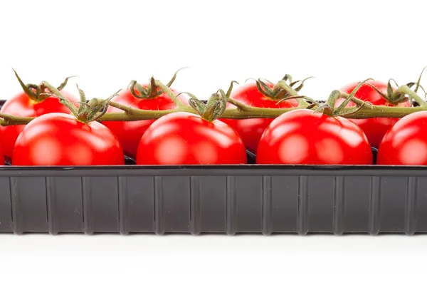 Jugosos tomates cherry orgánicos con hoja verde en la caja aislado ov — Foto de Stock