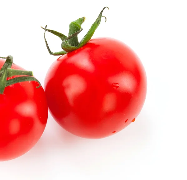 Tomates cherry orgánicos jugosos con hoja verde aislada sobre whit — Foto de Stock