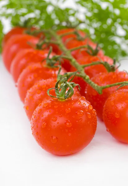 Juicy Organic Cherry tomates cortados aislados sobre fondo blanco — Foto de Stock