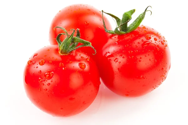 Tomates cherry orgánicos jugosos con hoja verde aislada sobre whit — Foto de Stock