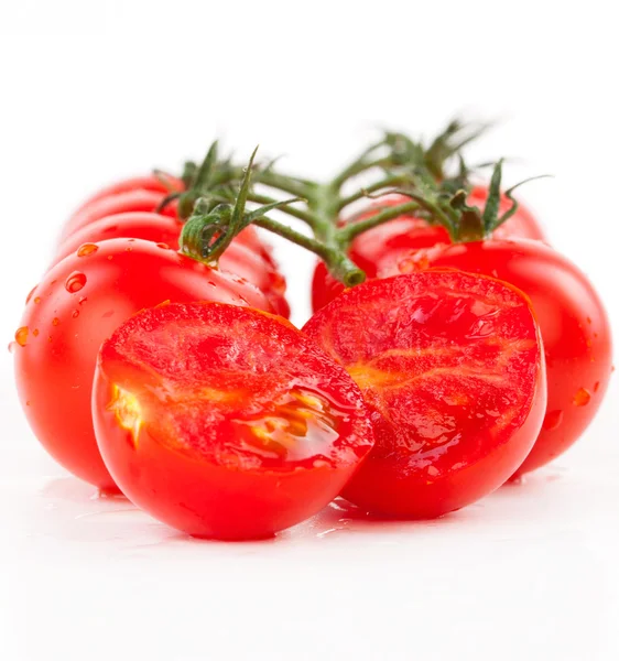 Succosa biologica Cherry pomodori tagliati isolato su sfondo bianco — Foto Stock