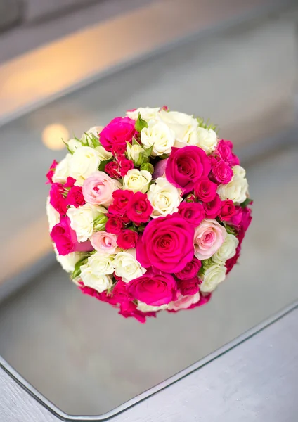 Wedding saturate pink rose bouquet of bride on sofa — Stock Photo, Image