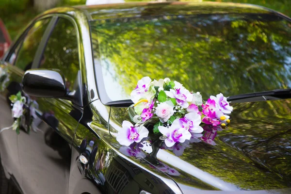 çiçeklerle dekore edilmiş lüks düğün araba