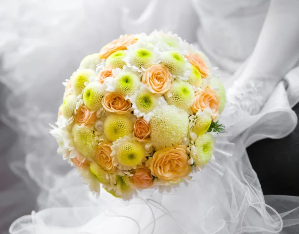 Wedding bright yellow bouquet in hands of bride — Stock Photo, Image